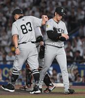 　５回、岡に２点適時打を打たれ、阿部監督（左）から交代を告げられる西舘（撮影・佐藤厚）