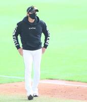 　練習を見守る新庄監督（撮影・中島達哉）