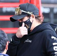 　囲み取材に応じる新庄監督（撮影・中島達哉）