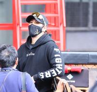 　囲み取材に応じる新庄監督（撮影・中島達哉）