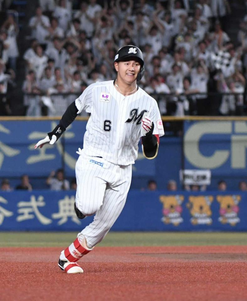 　３回、西川は中越えに同点の２点適時三塁打を放つ