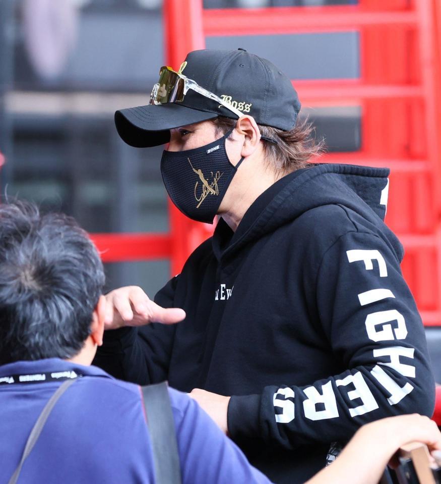 　囲み取材に応じる新庄監督（撮影・中島達哉）