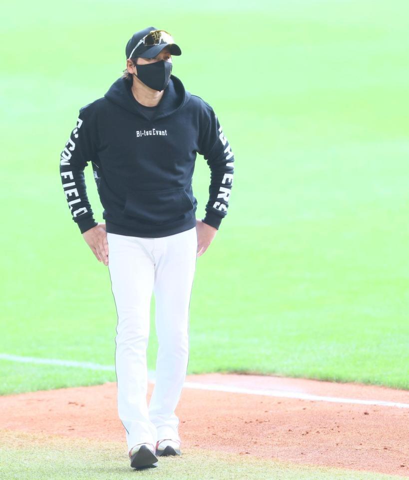 　練習を見守る新庄監督（撮影・中島達哉）