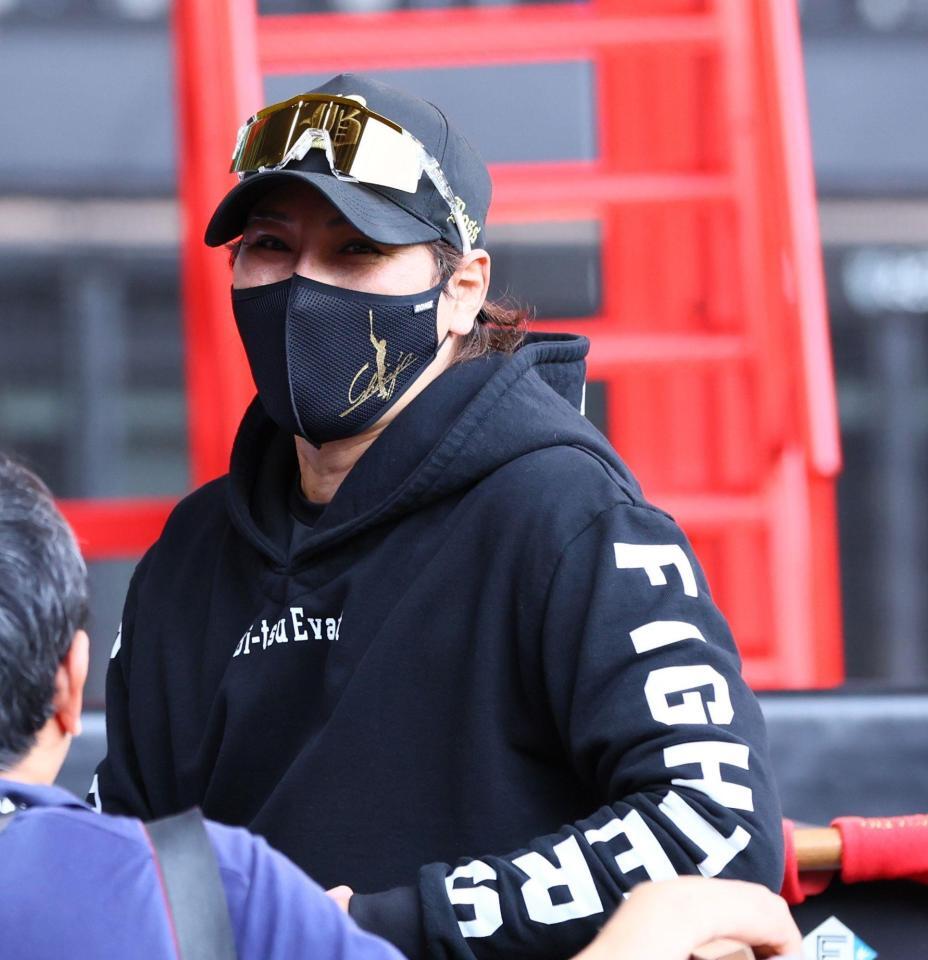 　囲み取材に応じる新庄監督（撮影・中島達哉）