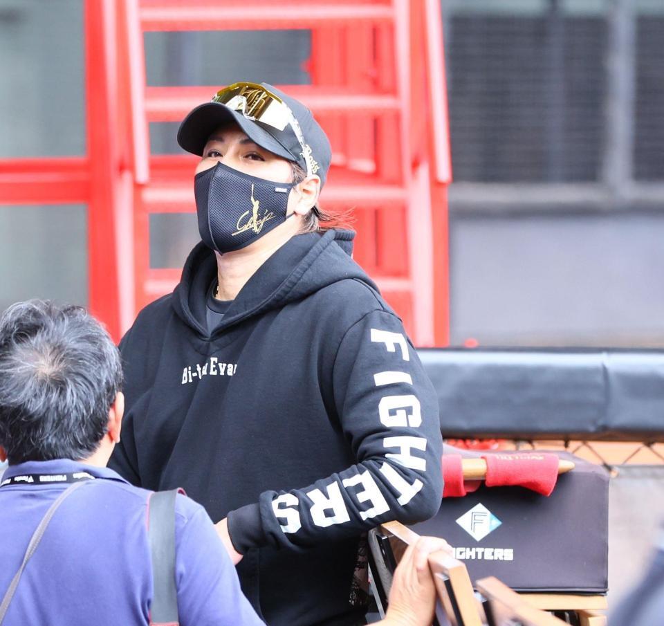 　囲み取材に応じる新庄監督（撮影・中島達哉）