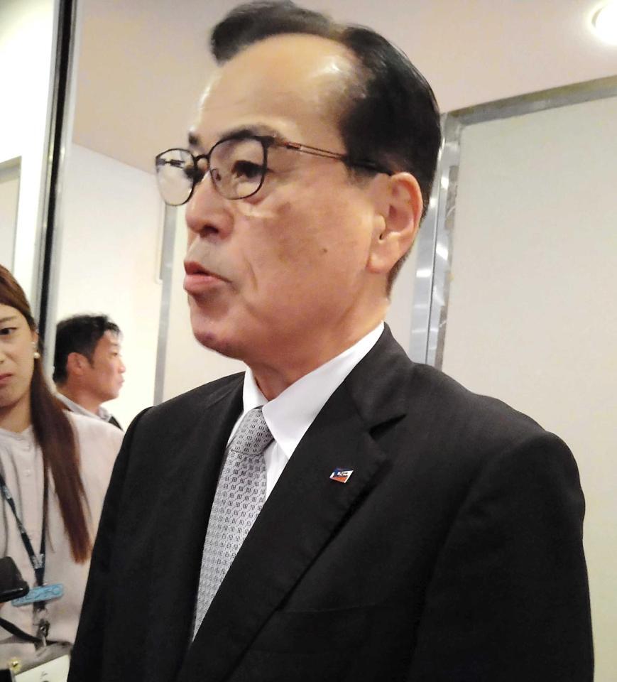　報道陣の取材に応じるヤクルト・林田哲哉球団社長兼オーナー代行