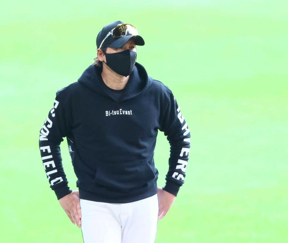 　練習を見守る新庄監督（撮影・中島達哉）