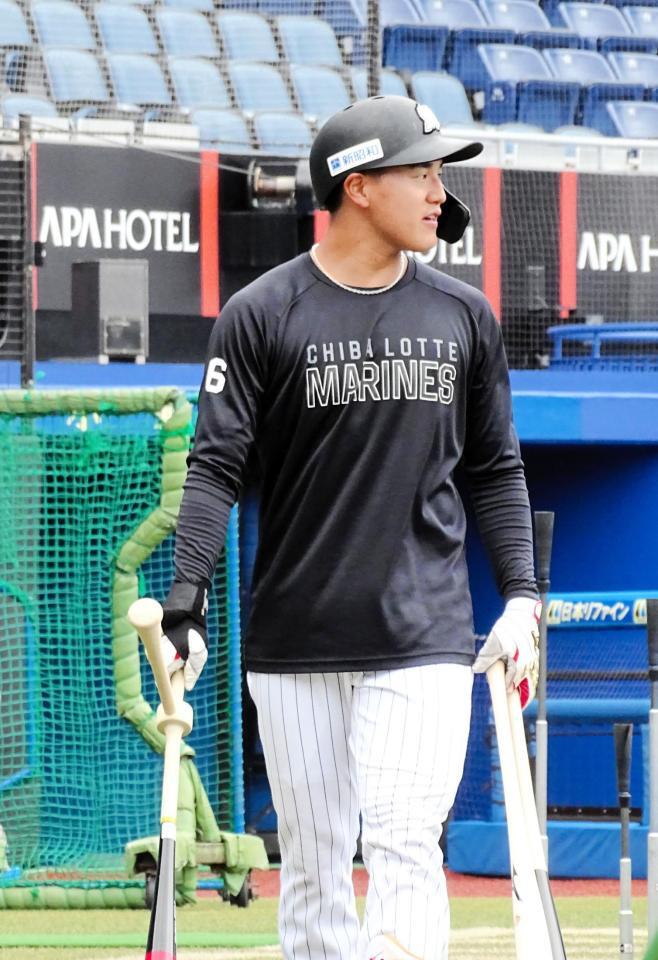 　打撃練習を終えた西川。トレーニングバットを右手に引き揚げる