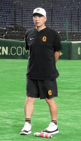 　選手たちの練習を見守る阿部監督