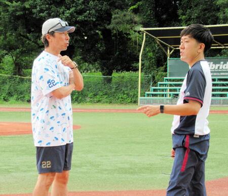 　練習で選手の動きを見守った高津監督