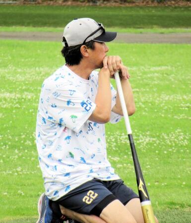 　練習で選手の動きを見守った高津監督