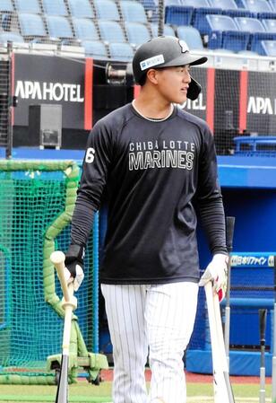 　打撃練習を終えた西川はトレーニングバットを右手に引き揚げる