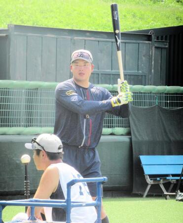 　ティー打撃を行う村上