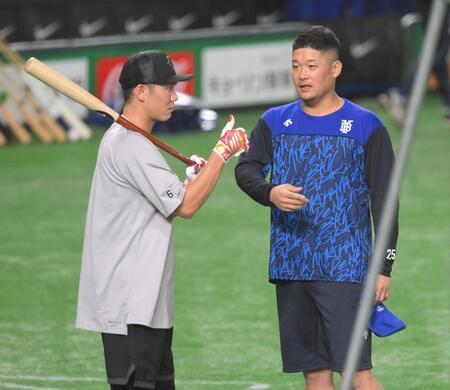 　試合前、会話を交わす坂本（左）と筒香（撮影・伊藤笙子）
