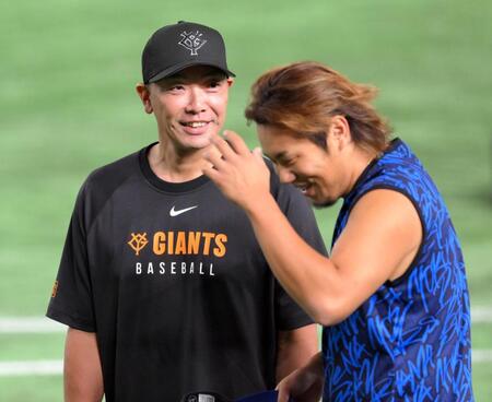 　あいさつに来た堀岡（手前）の茶髪が気になる様子の阿部監督（撮影・伊藤笙子）