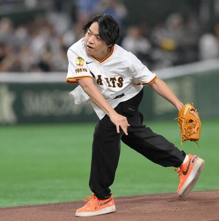 　試合前、ファーストピッチを務めた伊沢拓司（撮影・伊藤笙子）