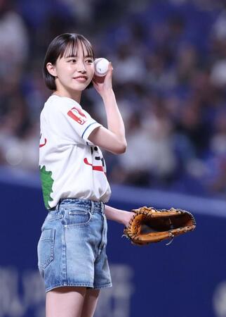 　始球式に登場した井桁弘恵（撮影・市尻達拡）