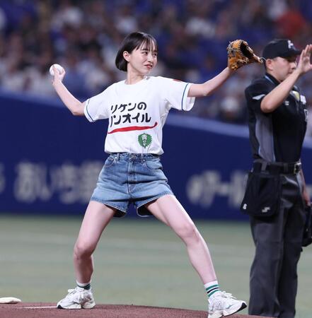 　始球式に登場した井桁弘恵（撮影・市尻達拡）