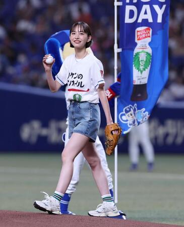 　始球式に登場した井桁弘恵（撮影・市尻達拡）