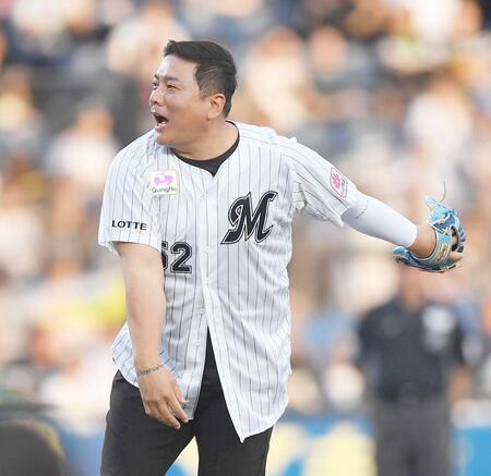 　始球式を務める元ロッテの金泰均氏（撮影・開出牧）