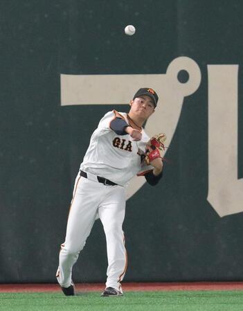 　６回、佐野の打球を処理し、二塁へ送球する左翼手の中山（撮影・伊藤笙子）