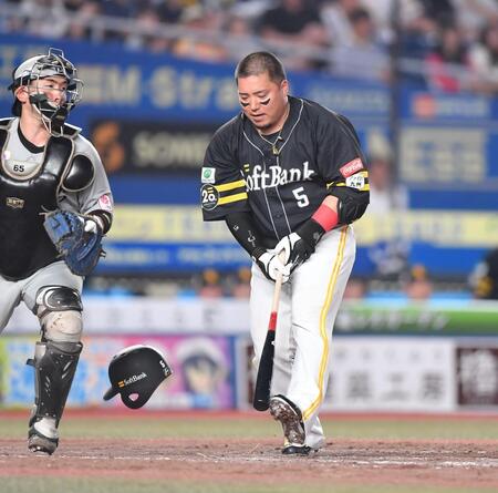 　５回、空振り三振に倒れた山川。捕手・寺地（撮影・開出牧）