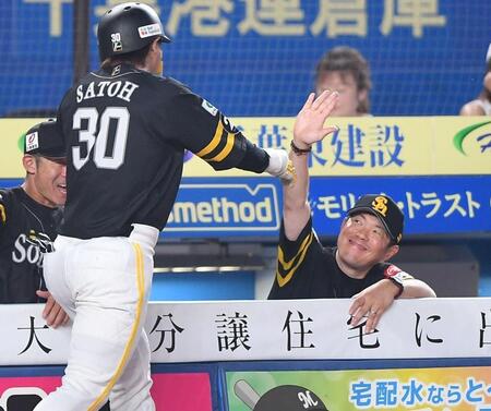 　６回、同点の左越えソロを放った佐藤直（左）とタッチを交わす小久保監督（撮影・開出牧）