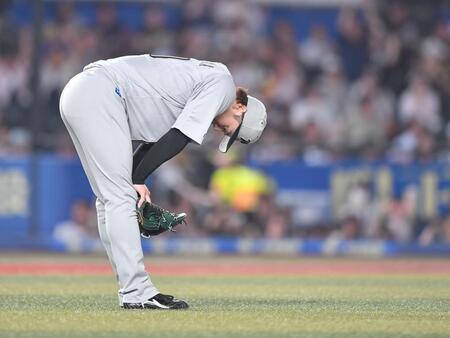 　８回、中越え本塁打を打たれがっくりの横山（撮影・開出牧）