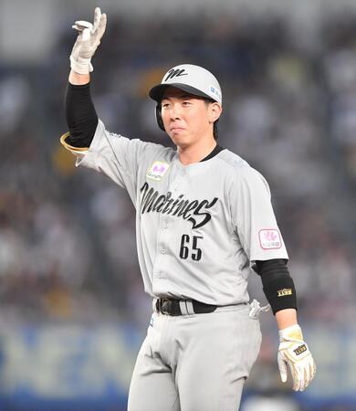 　３回、先制の左前適時打を放ちポーズを決める寺地（撮影・開出牧）