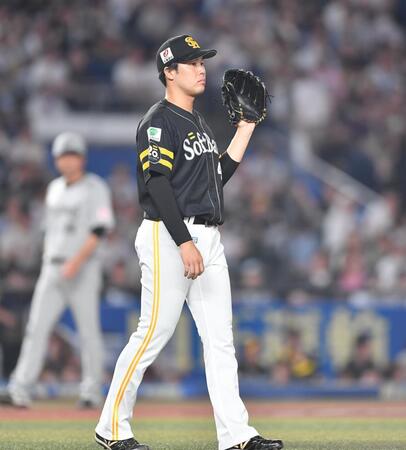 　８回、寺地の内野安打の打球が当たるが、平然とした表情を見せる藤井（撮影・開出牧）