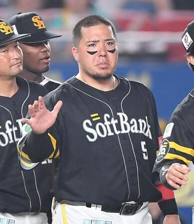 　試合後、丸刈りでナインとタッチを交わす山川（撮影・開出牧）