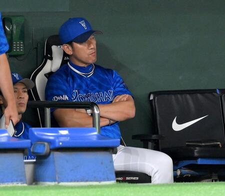 　８回、増田陸の右犠飛でこの回３点目を失い、スコアボードを見つめる三浦監督（撮影・伊藤笙子）