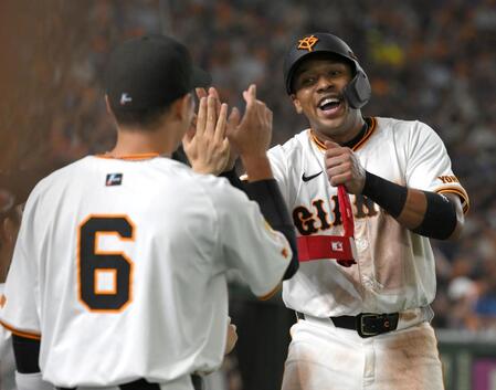 　６回、泉口の犠飛で先制のホームを踏んだオコエ（撮影・伊藤笙子）