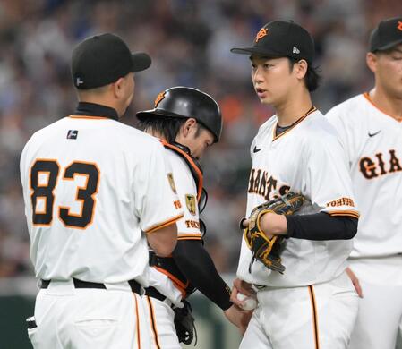 　７回、代打・松尾がコールされ、阿部監督（左）に交代を告げられる山崎（撮影・伊藤笙子）