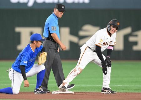 　６回、オコエの打席で牽制球に誘われ、アウトになる一塁走者の丸（左は遊撃手の京田）＝撮影・伊藤笙子