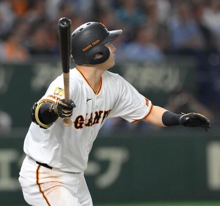 　６回、先制の左犠飛を打ち上げる泉口（撮影・伊藤笙子）