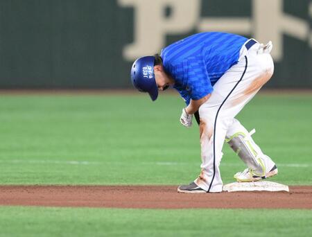 　６回、左線を抜ける打球で二塁を狙うもアウトになった佐野（撮影・伊藤笙子）