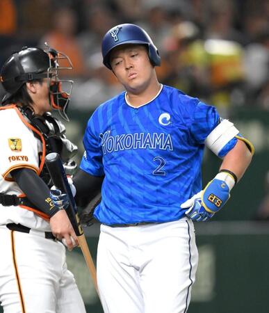 　１回、山崎の球に空振りし、首をかしげる牧（撮影・伊藤笙子）