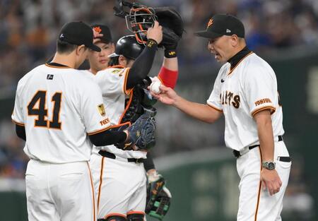 　７回、代打・戸柱を迎え、中川（左）に代え阿部監督（撮影・伊藤笙子）