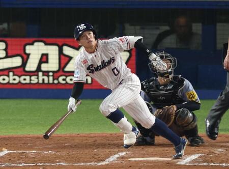 　７回、左越えソロを放つ並木（撮影・金田祐二）