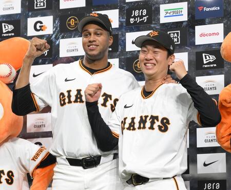 　お立ち台でライデル・マルティネス（左）に首根っこをつかまれる山崎（撮影・伊藤笙子）