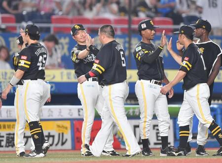 　ロッテに打ち勝ち山川（５）らナインとタッチを交わす小久保監督（左から３人目）＝撮影・開出牧
