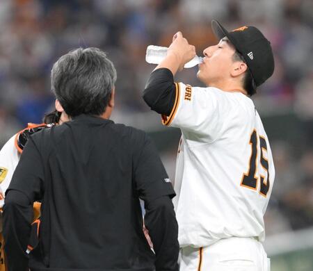 　８回、佐野の打席中に杉内コーチから受け取った水を飲む大勢（撮影・伊藤笙子）