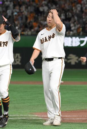 　試合後、スタンドに一礼しベンチへ戻る大勢（撮影・伊藤笙子）