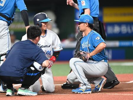 　２回、死球を与えた仲田に謝罪する伊藤（右）＝撮影・園田高夫