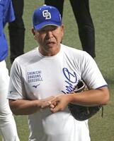 　全体練習の冒頭で選手らに訓示する中日の井上監督＝バンテリンドーム