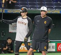 　全体練習に参加した巨人の阿部監督（右）