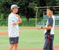 　練習で選手の動きを見守った高津監督