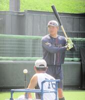 　屋外のフリー打撃を再開した村上