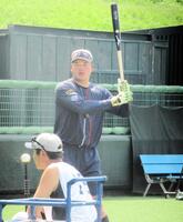 　ティー打撃を行う村上